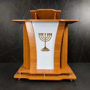 Púlpito de Madeira Abraão para Igreja. Púlpito de Madeira Abraão para altar de igreja com símbolo da menorá e acabamento refinado