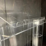 Detalhe do porta-bíblia do púlpito Abraão Plus em acrílico virgem