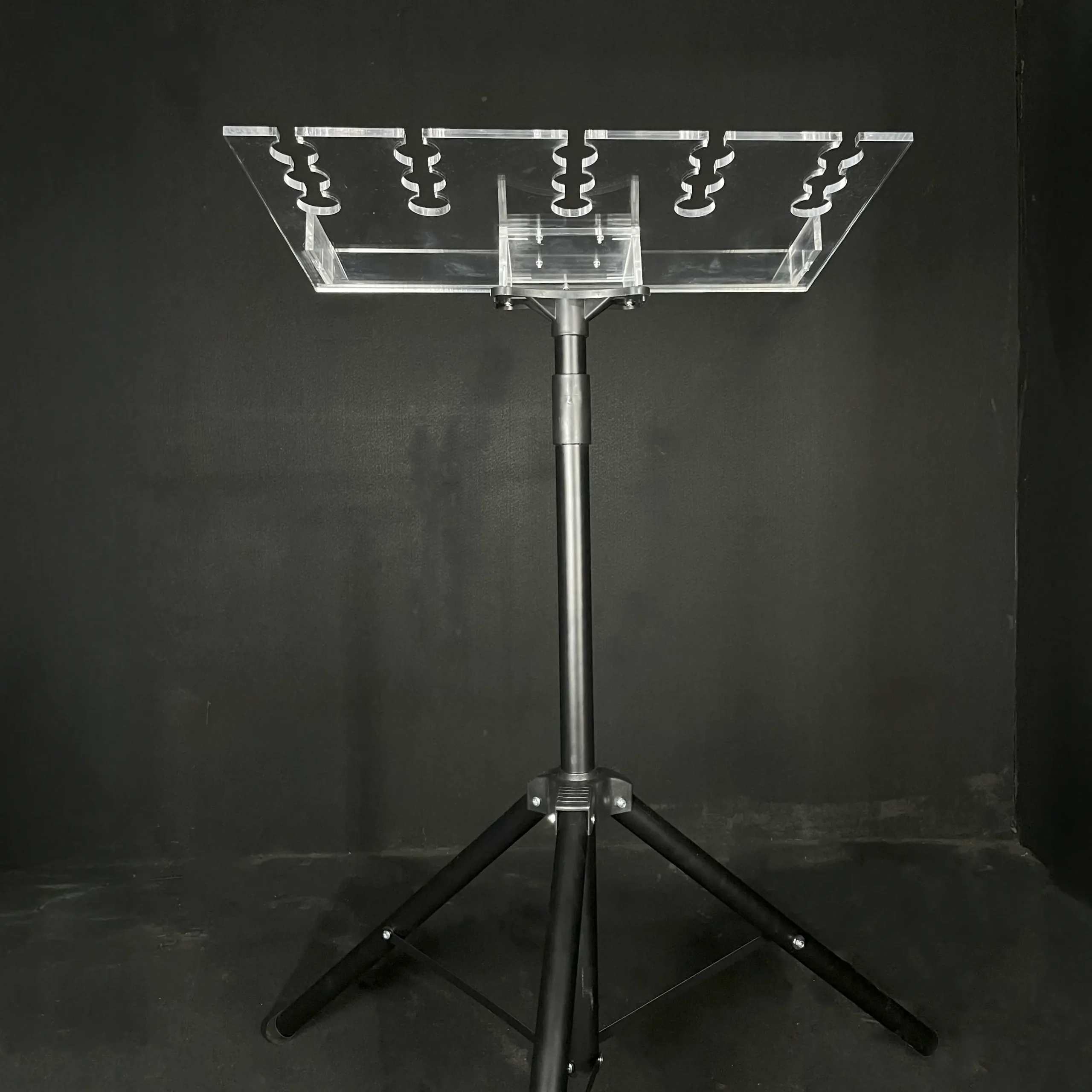 Tribuna de Coletiva de Imprensa Retratil Reclinável com Tripé Móvel com 15 Microfones, tribuna para coletiva de imprensa, pulpito coletiva de imprensa, tribuna para imprensa, tribuna para microfone, porta microfone, pulpito para microfone, pulpito para coletiva de imprensa, pulpito para coletiva, tripe para coletiva de imprensa, tripe para coletiva