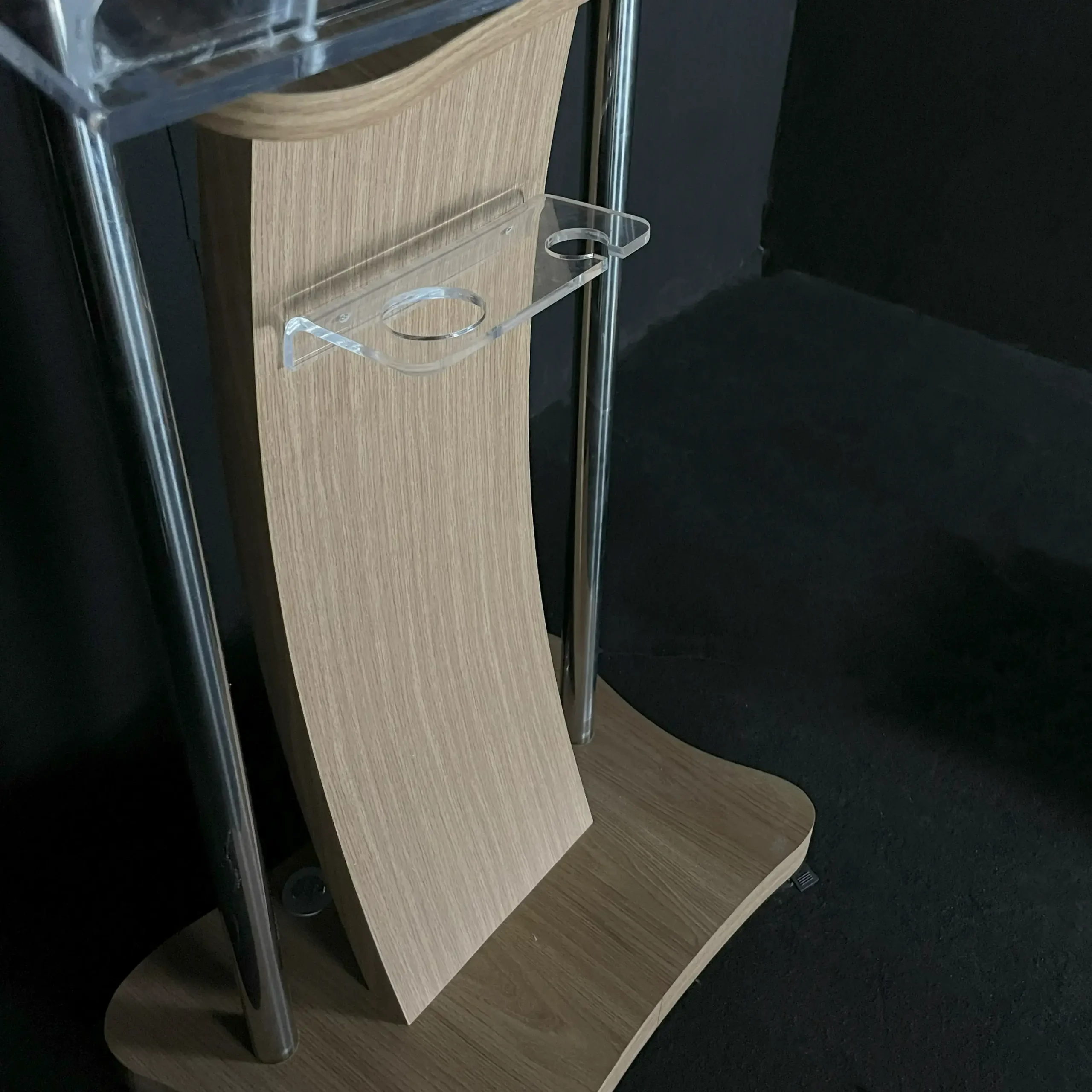 Púlpito de madeira para igreja, Púlpito evangélico de madeira, Púlpito para igreja com LED, Púlpito com logomarca personalizada, Púlpito de madeira com aço inox, Púlpito de madeira com porta-Bíblia e rodinhas, Púlpito para igreja com acabamento artesanal, Púlpito de madeira com corte a laser, Púlpito evangélico com personalização em acrílico 3D, Púlpito de madeira resistente à água para igrejas, Púlpito de madeira para igrejas em Belo Horizonte, Comprar púlpito evangélico em Minas Gerais, Púlpito para igreja com entrega em todo o Brasil, Como escolher o melhor púlpito para igreja, Dicas para manutenção de púlpitos de madeira, Vantagens do púlpito com LED no altar