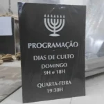 Placa de Programação para Igrejas, placa de programação, programação da igreja, agenda de cultos, placa acrílico preto, informativo igreja, comunicação litúrgica, design para templos, placa em relevo igreja