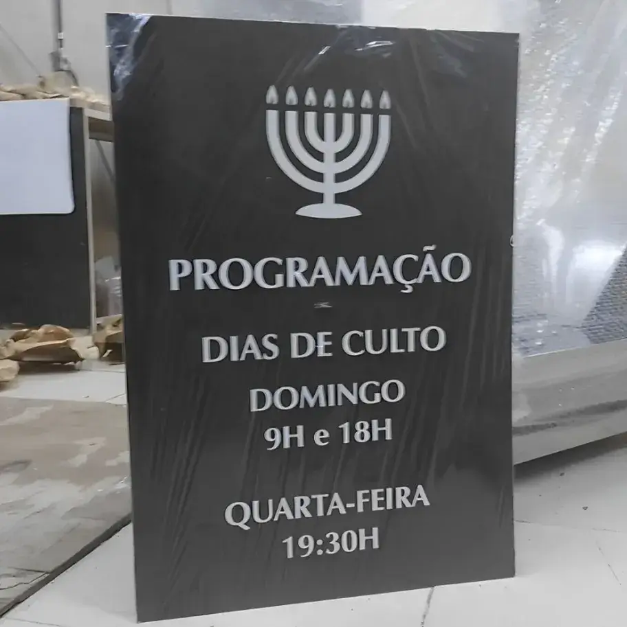 Placa de Programação para Igrejas, placa de programação, programação da igreja, agenda de cultos, placa acrílico preto, informativo igreja, comunicação litúrgica, design para templos, placa em relevo igreja