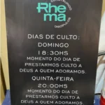 Placa de Programação para Igrejas, placa de programação, programação da igreja, agenda de cultos, placa acrílico preto, informativo igreja, comunicação litúrgica, design para templos, placa em relevo igreja