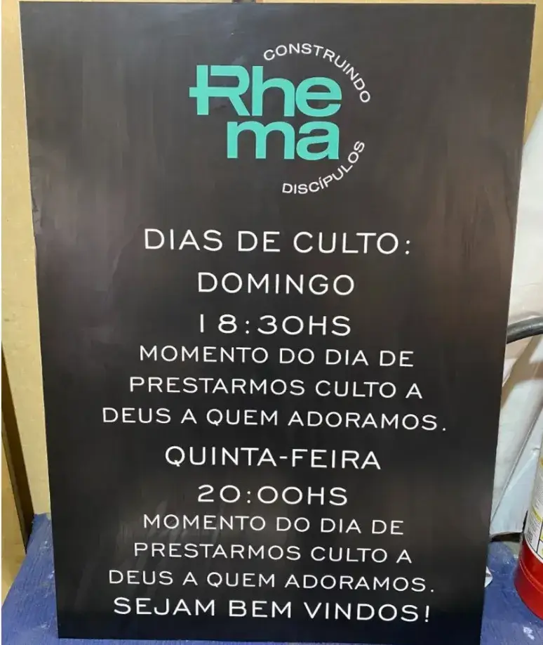 Placa de Programação para Igrejas, placa de programação, programação da igreja, agenda de cultos, placa acrílico preto, informativo igreja, comunicação litúrgica, design para templos, placa em relevo igreja