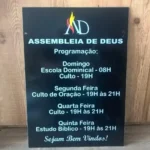 Placa de Programação para Igrejas, placa de programação, programação da igreja, agenda de cultos, placa acrílico preto, informativo igreja, comunicação litúrgica, design para templos, placa em relevo igreja