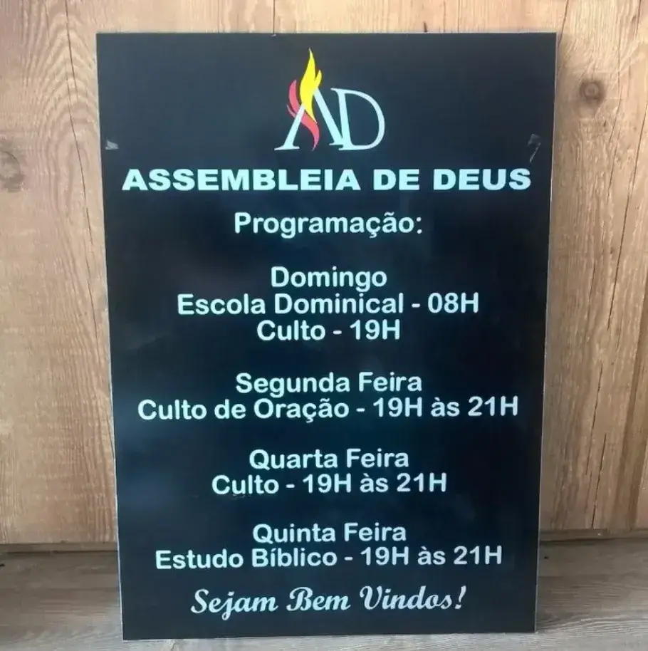 Placa de Programação para Igrejas, placa de programação, programação da igreja, agenda de cultos, placa acrílico preto, informativo igreja, comunicação litúrgica, design para templos, placa em relevo igreja