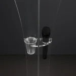 Detalhe do porta-copo e suporte de microfone do púlpito Tito